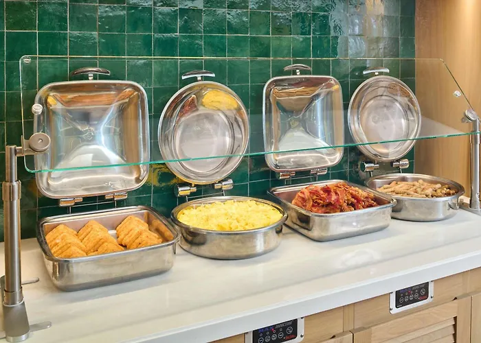 Outrigger Reef Waikiki BeachResort Hotel